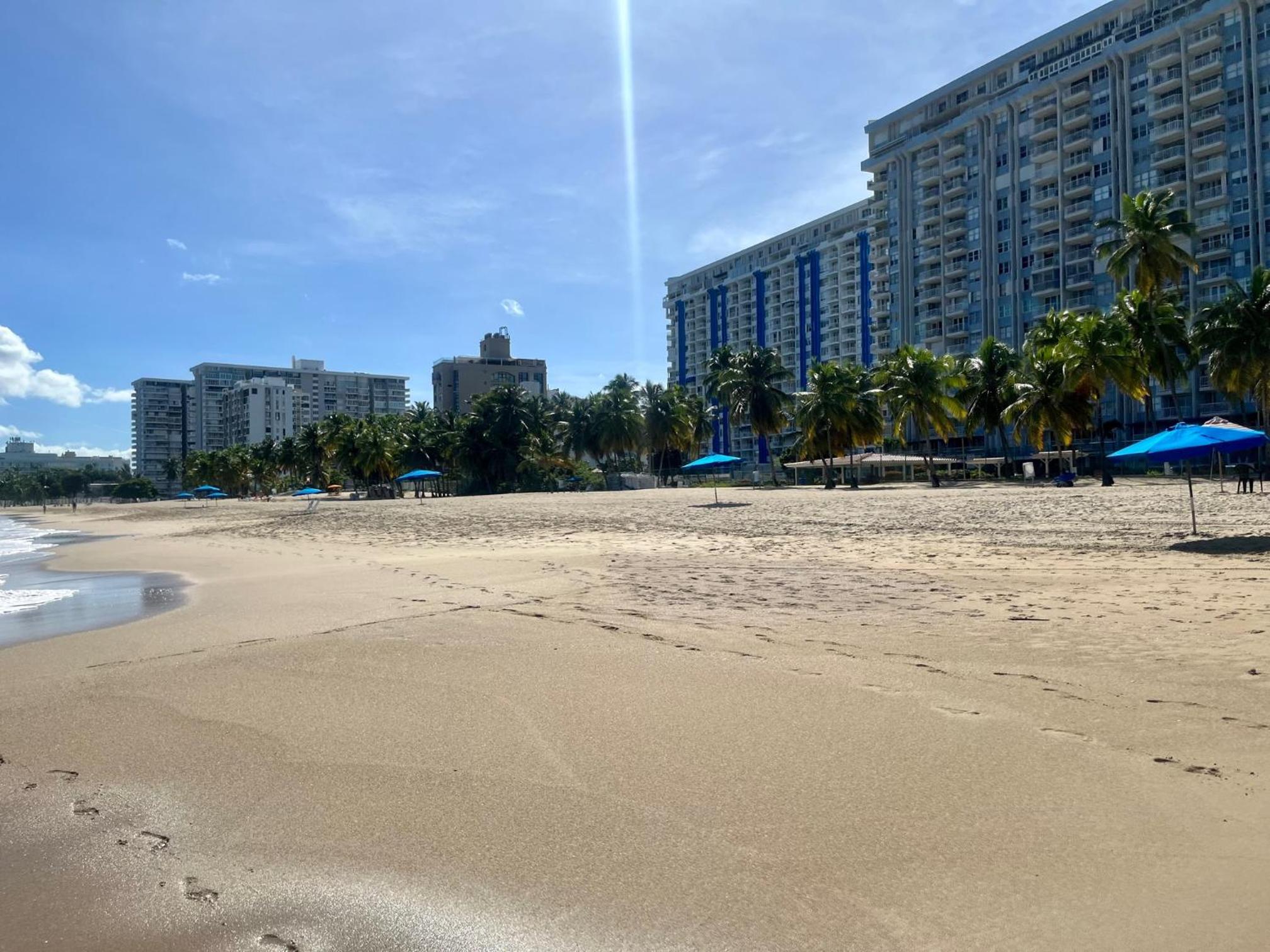 Isla Verde frente a la playa y Piscina, Centrico y Accesible - Property Image 1
