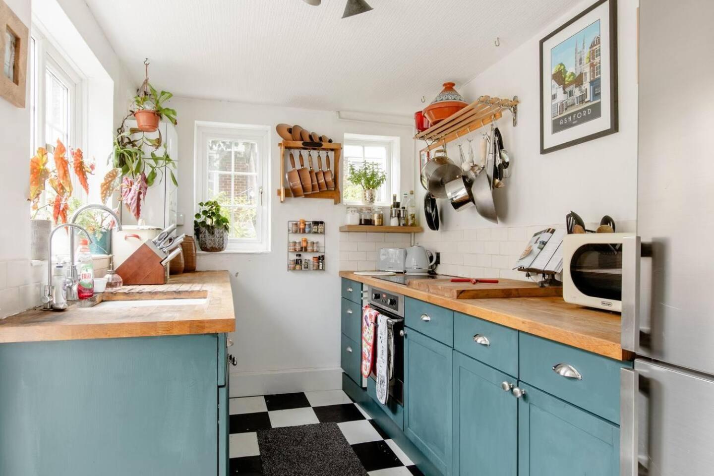 Quaint 2-Bed Cottage in the heart of Ashford view 5