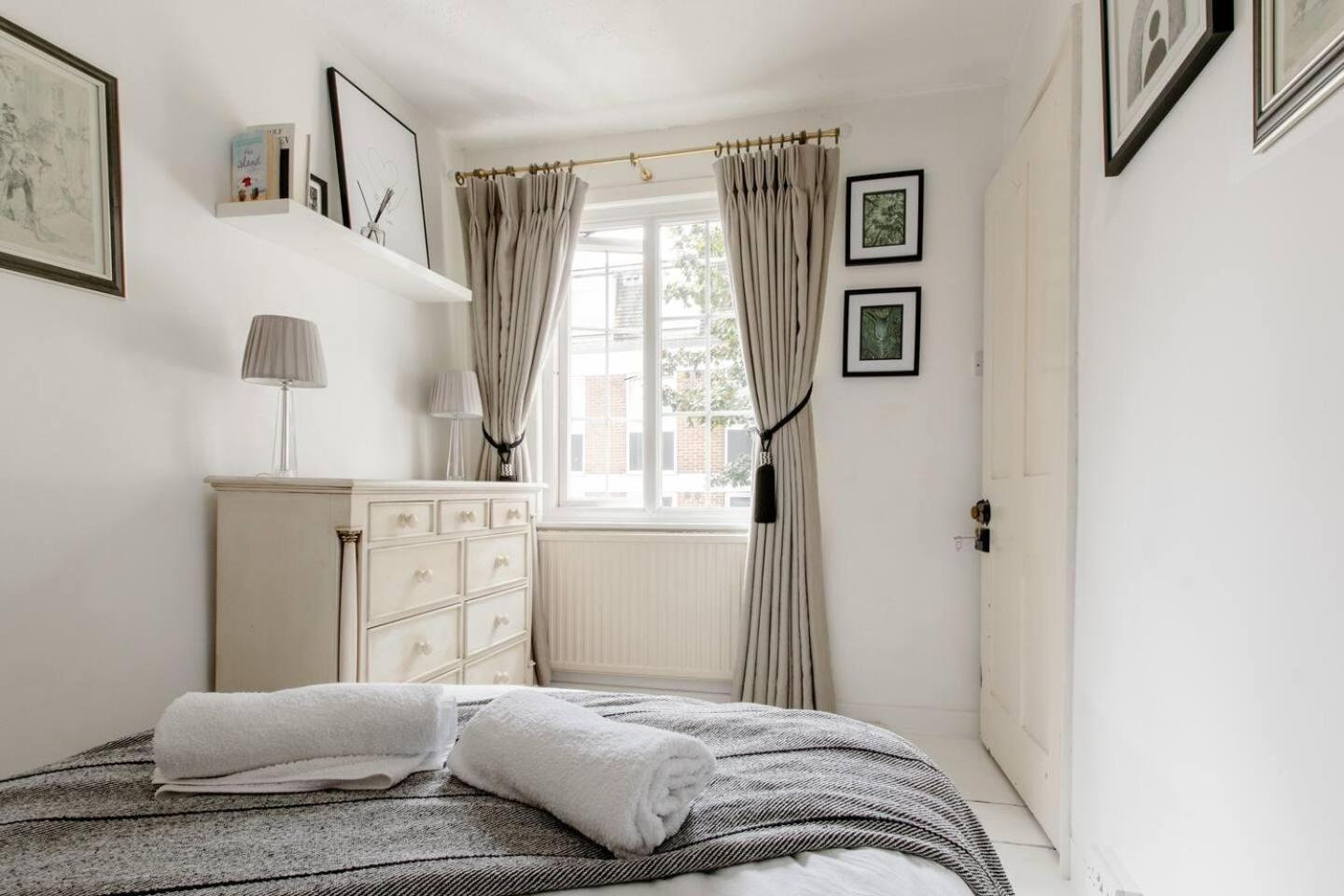 Quaint 2-Bed Cottage in the heart of Ashford view 3