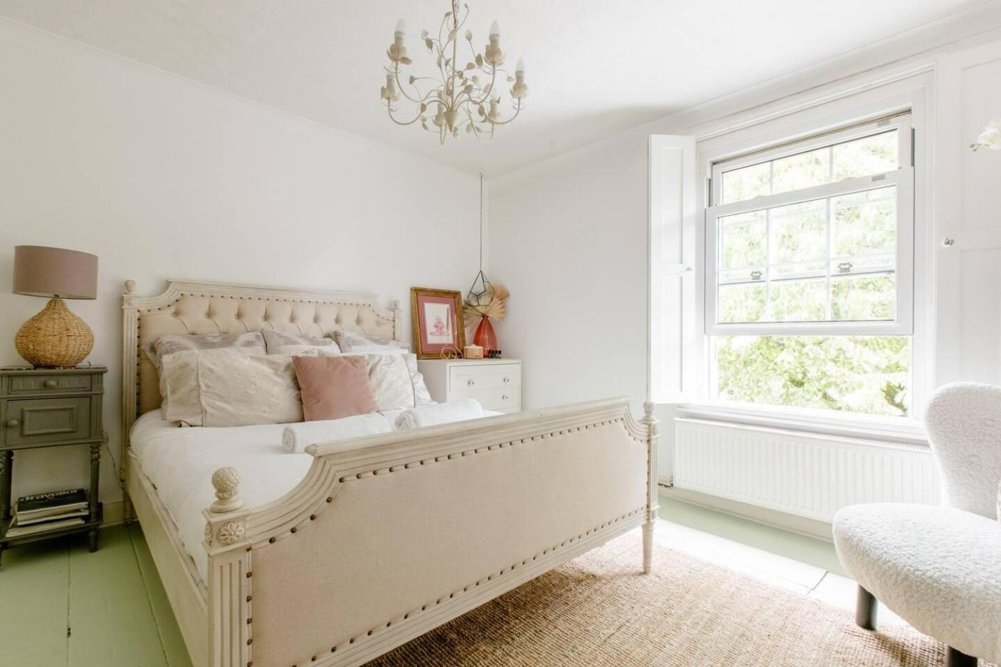 Quaint 2-Bed Cottage in the heart of Ashford view 2
