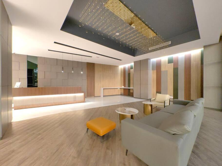 Near Airport K Avenue Family Room photo 2