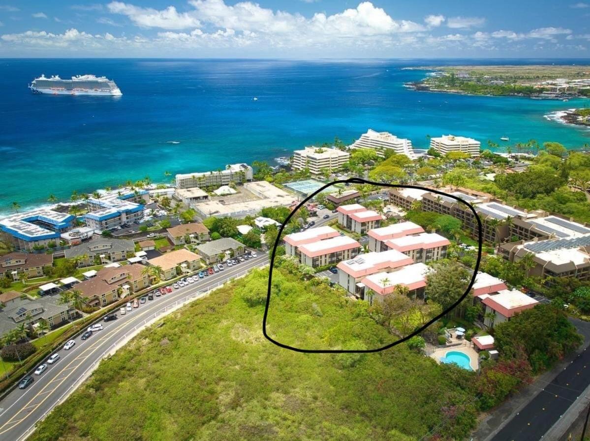 Kona Bay View Condo, Pool, Lanai, Walk to Town and Dining, AC, Free Parking