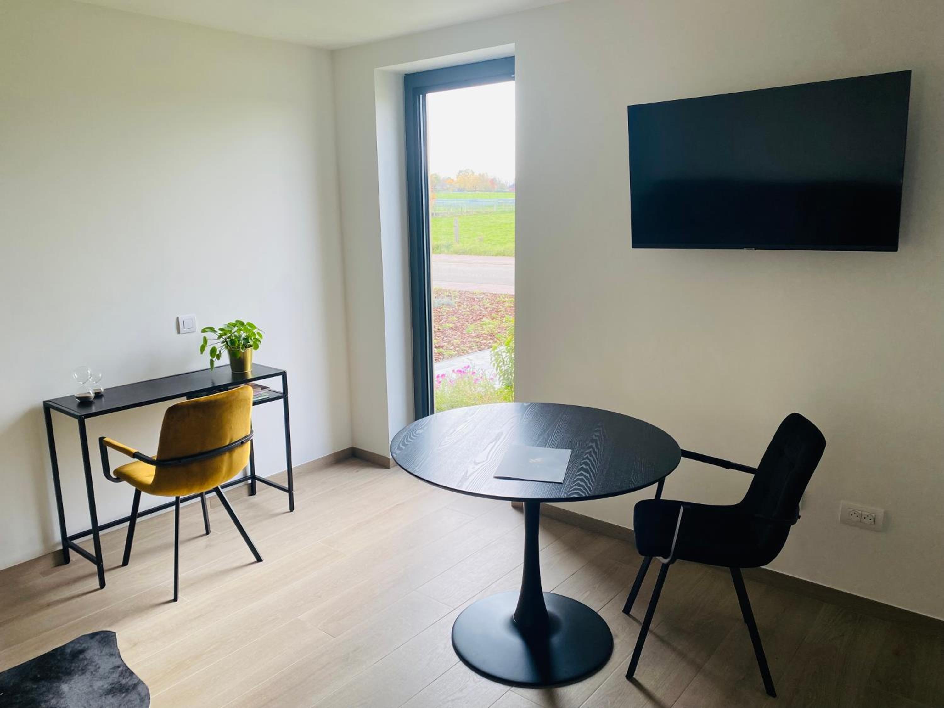 Inova - Comfort Room with Private Bathroom and Shared Facilities