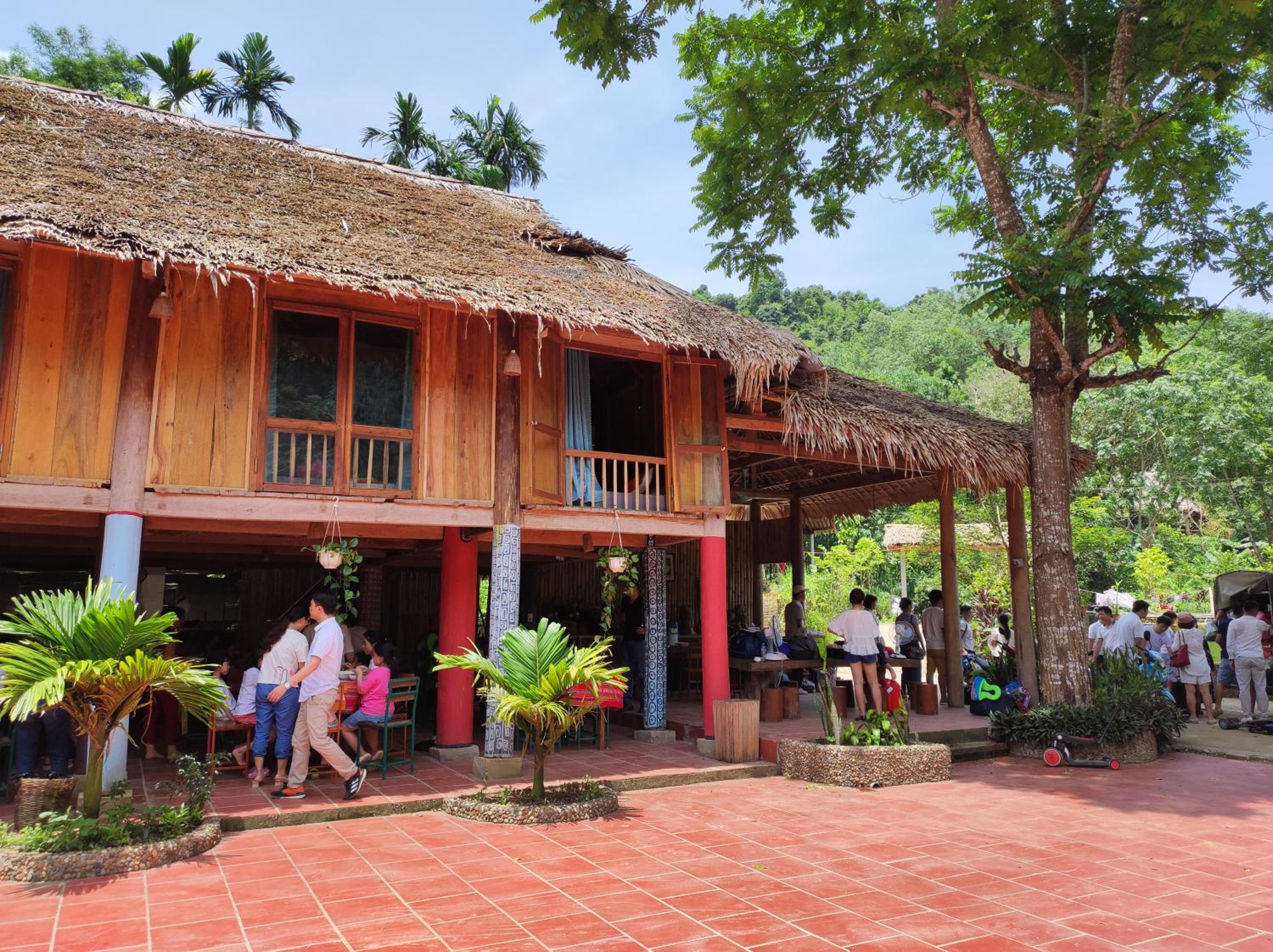 LePont Mu Waterfall Bungalow