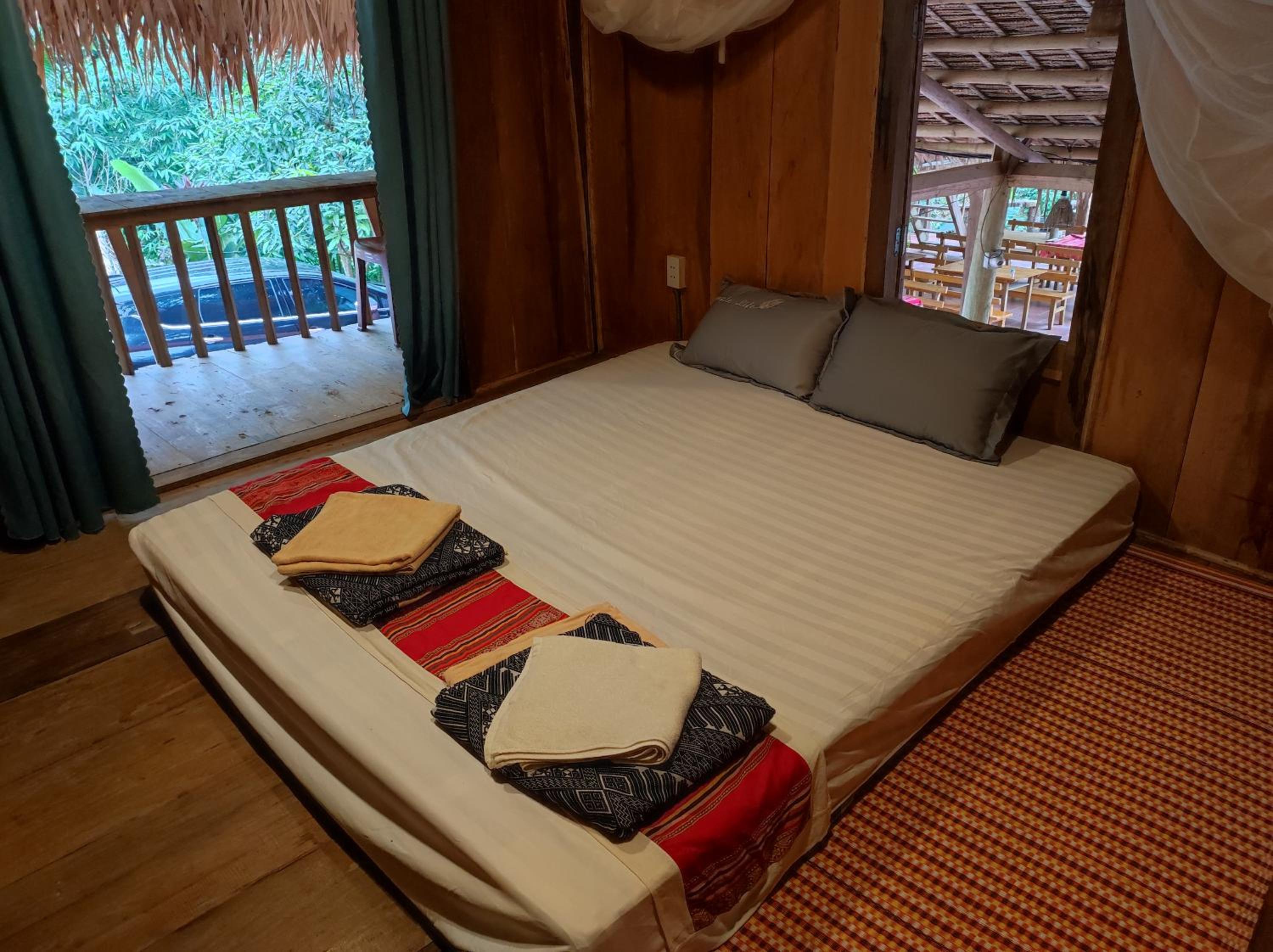 LePont Mu Waterfall Bungalow