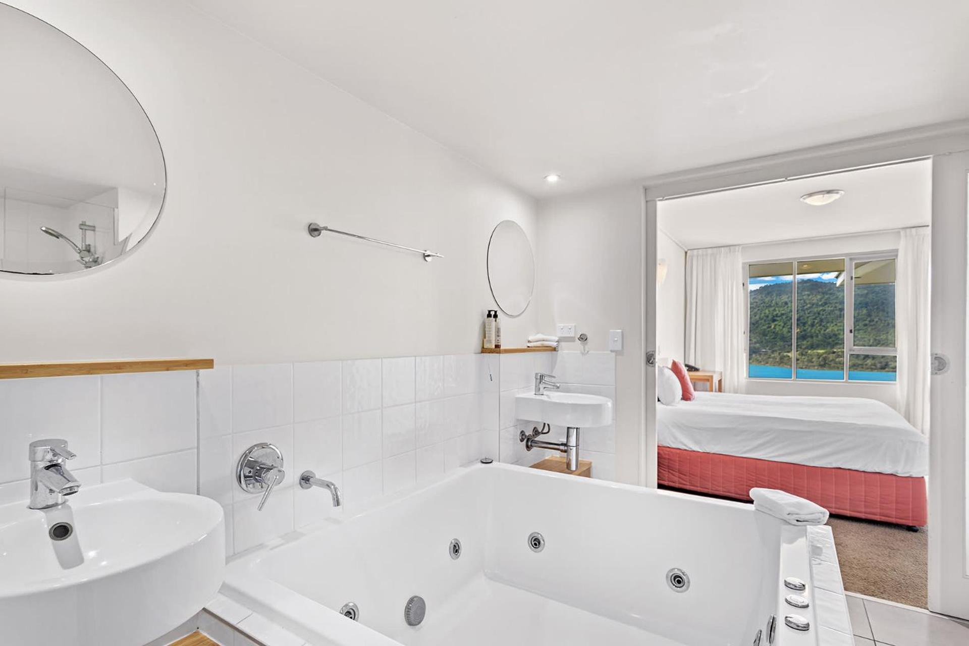 Airlie Beach Ocean Views & Resort Living @ 231
