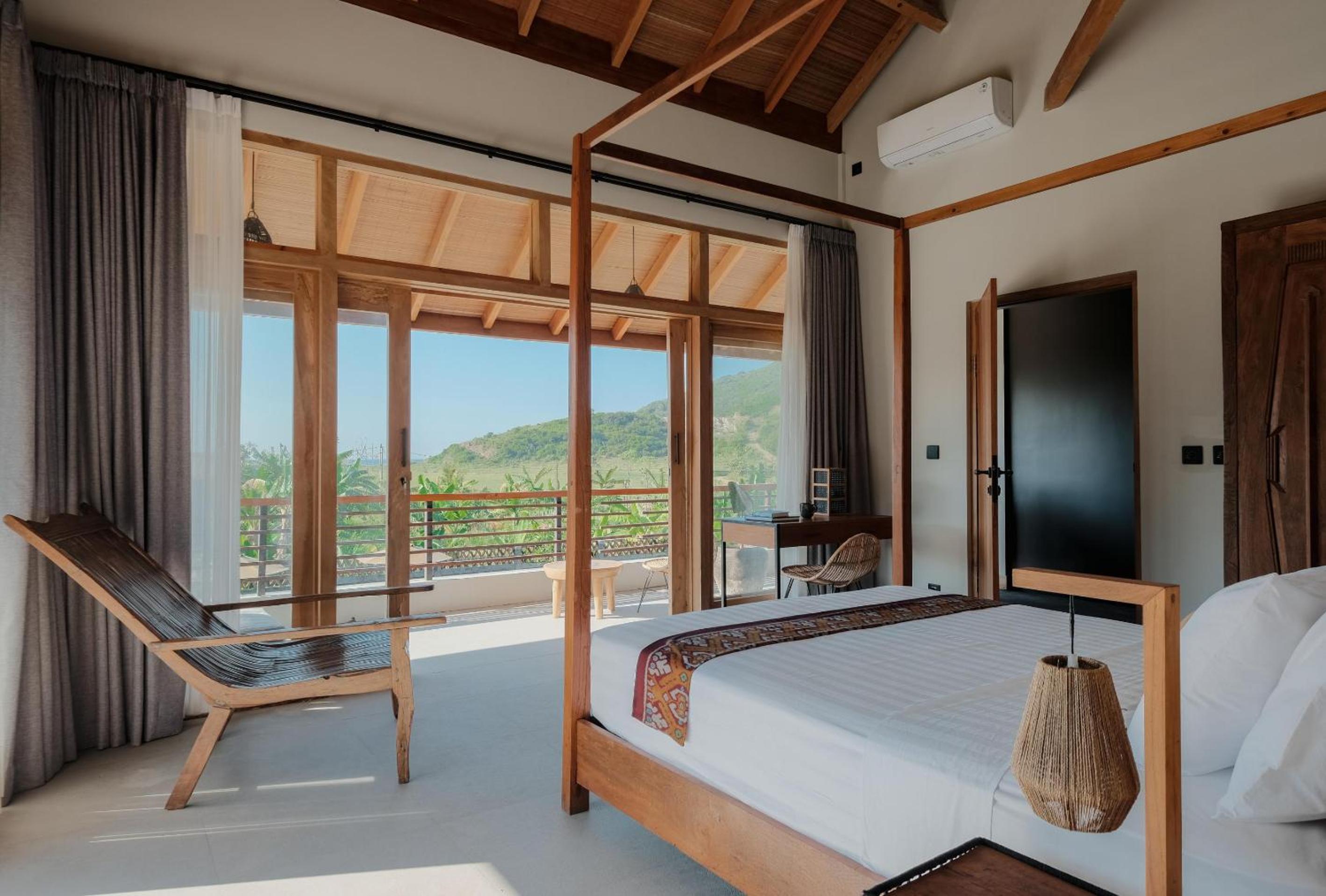 Gudea Living Villa Surfer Dream Retreat Areguling Beach view 2