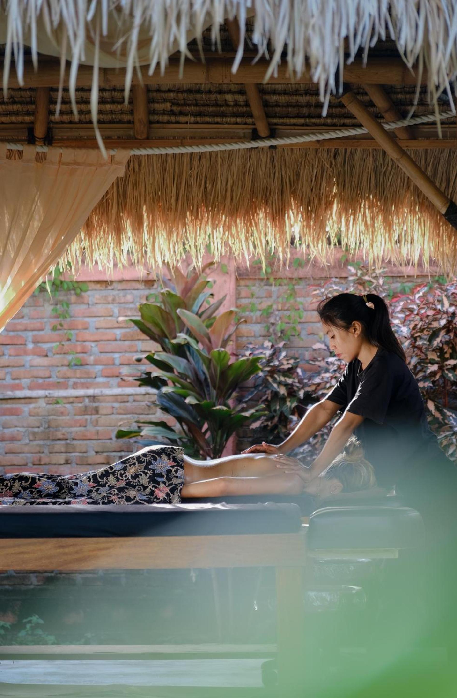 Gudea Living Villa Surfer Dream Retreat Areguling Beach view 5