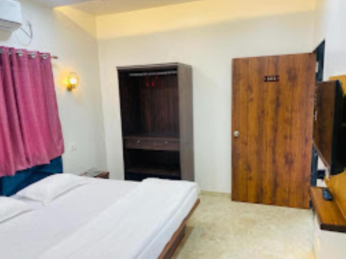 Hotel Country in Lodging, Satara