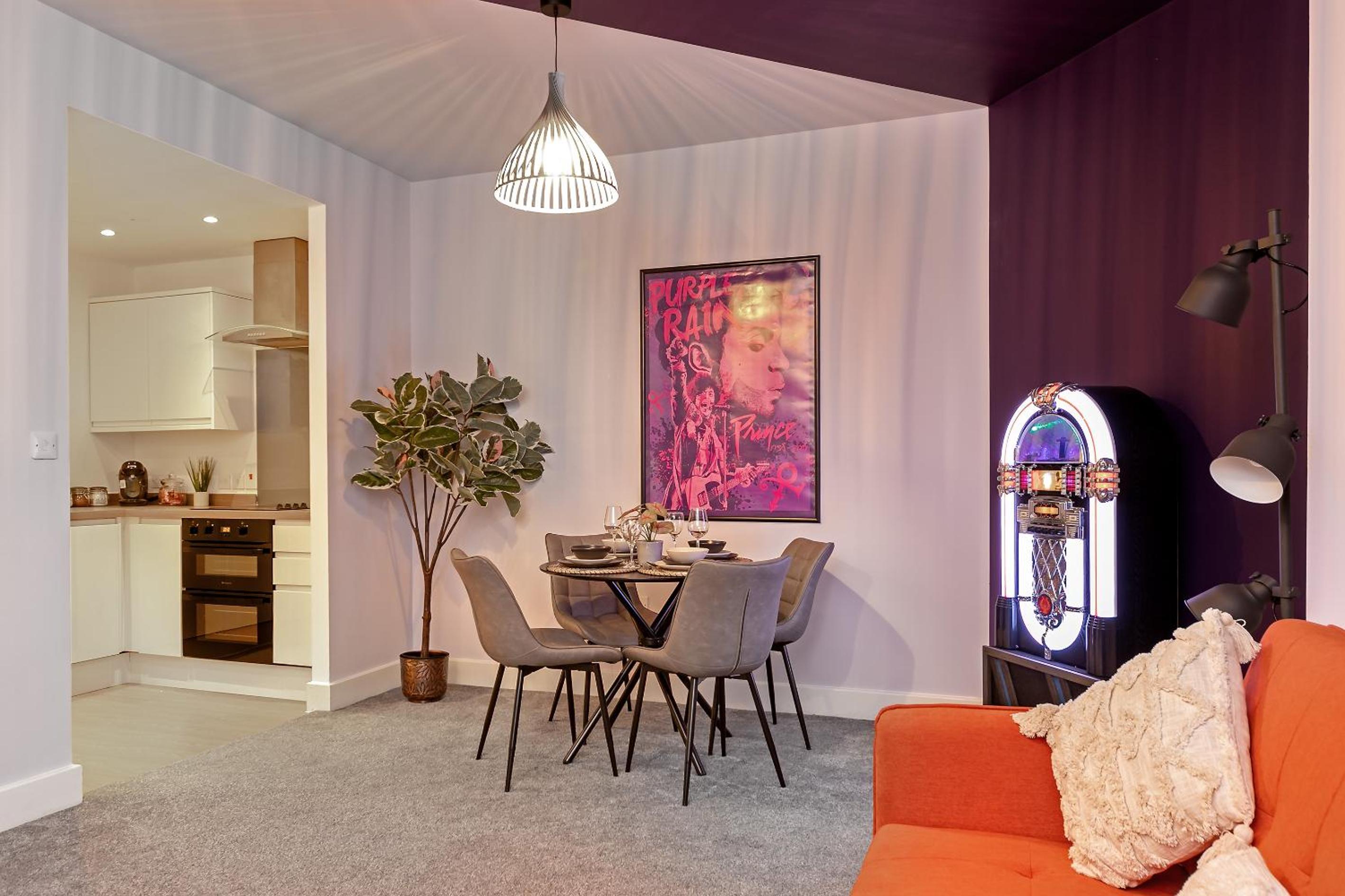 PRIME City Centre Location, THE JUKE BOX SUITE, Secure Gated FREE Parking Space, Unique STYLISH Apartment, AIR CONDITIONING & Two Bathrooms view 5