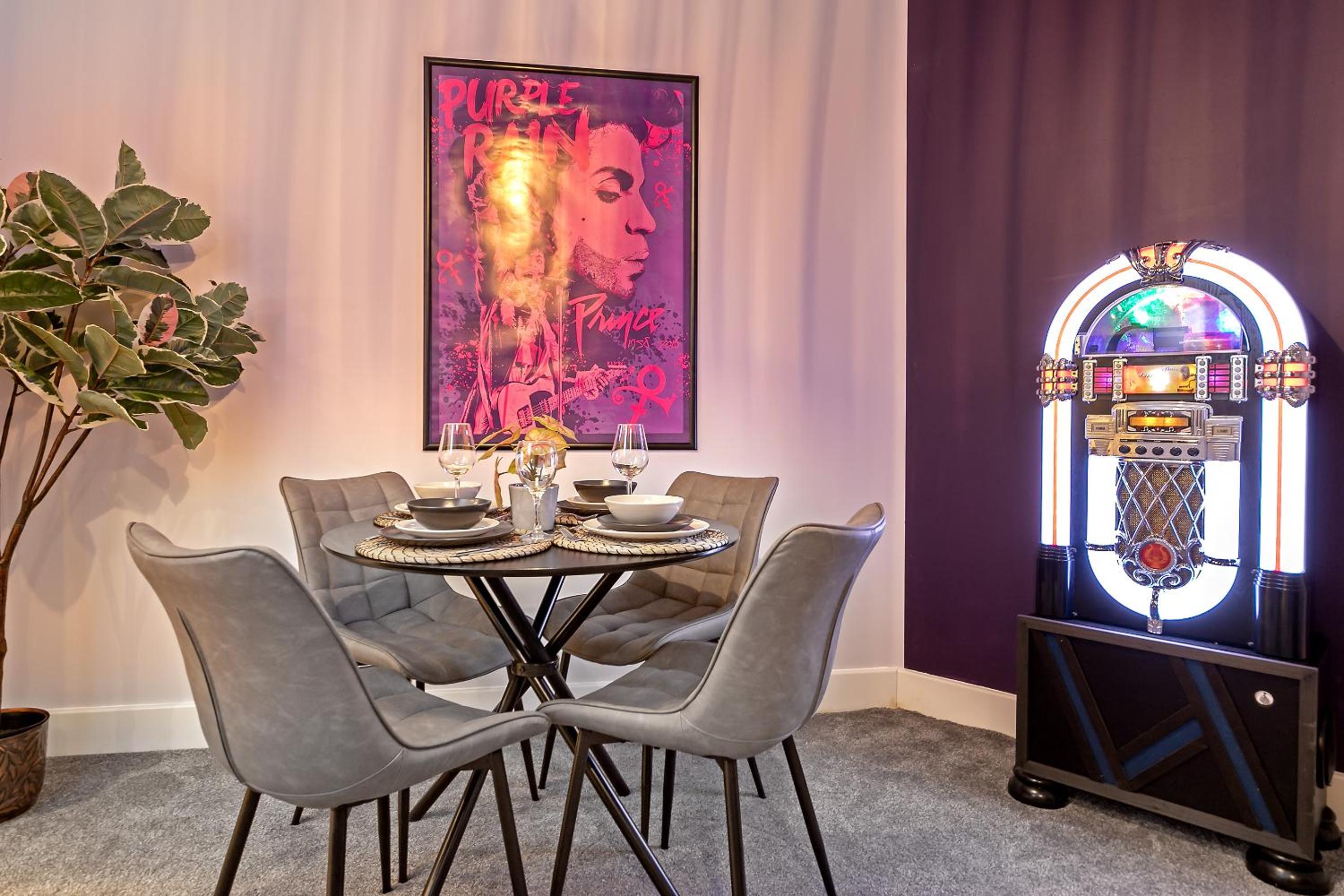 PRIME City Centre Location, THE JUKE BOX SUITE, Secure Gated FREE Parking Space, Unique STYLISH Apartment, AIR CONDITIONING & Two Bathrooms view 3