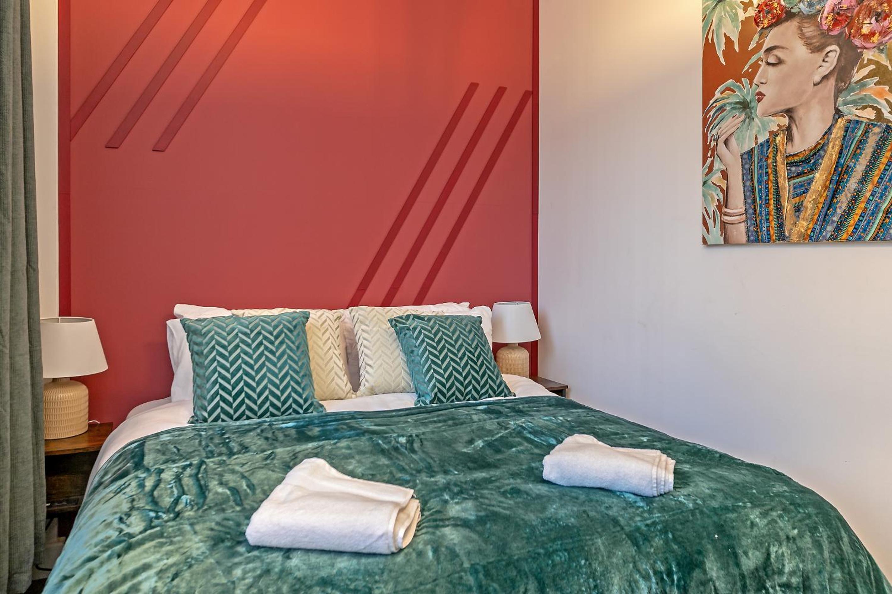 PRIME City Centre Location, THE JUKE BOX SUITE, Secure Gated FREE Parking Space, Unique STYLISH Apartment, AIR CONDITIONING & Two Bathrooms view 4