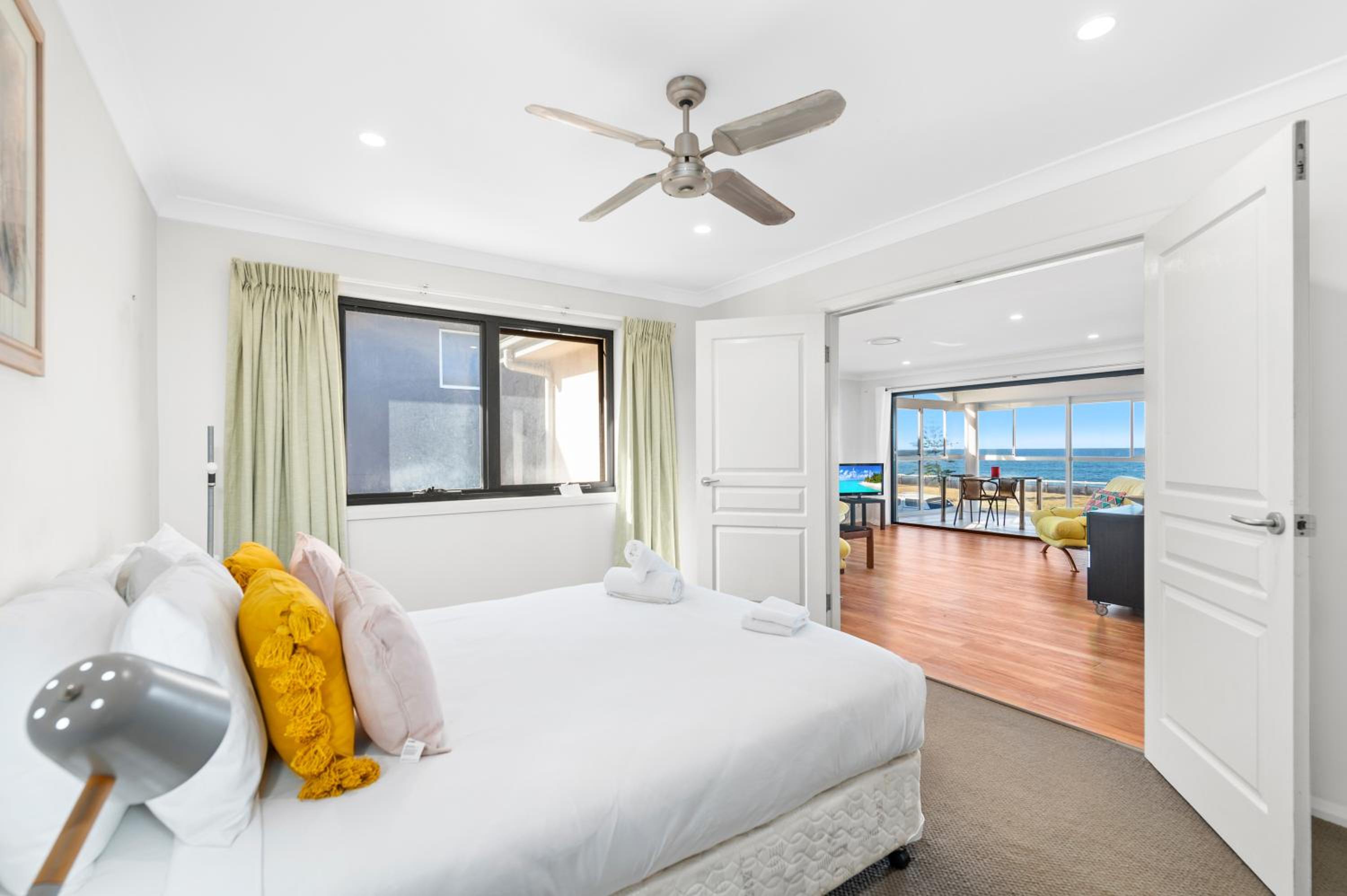 Barrie Charm - Ocean Front House