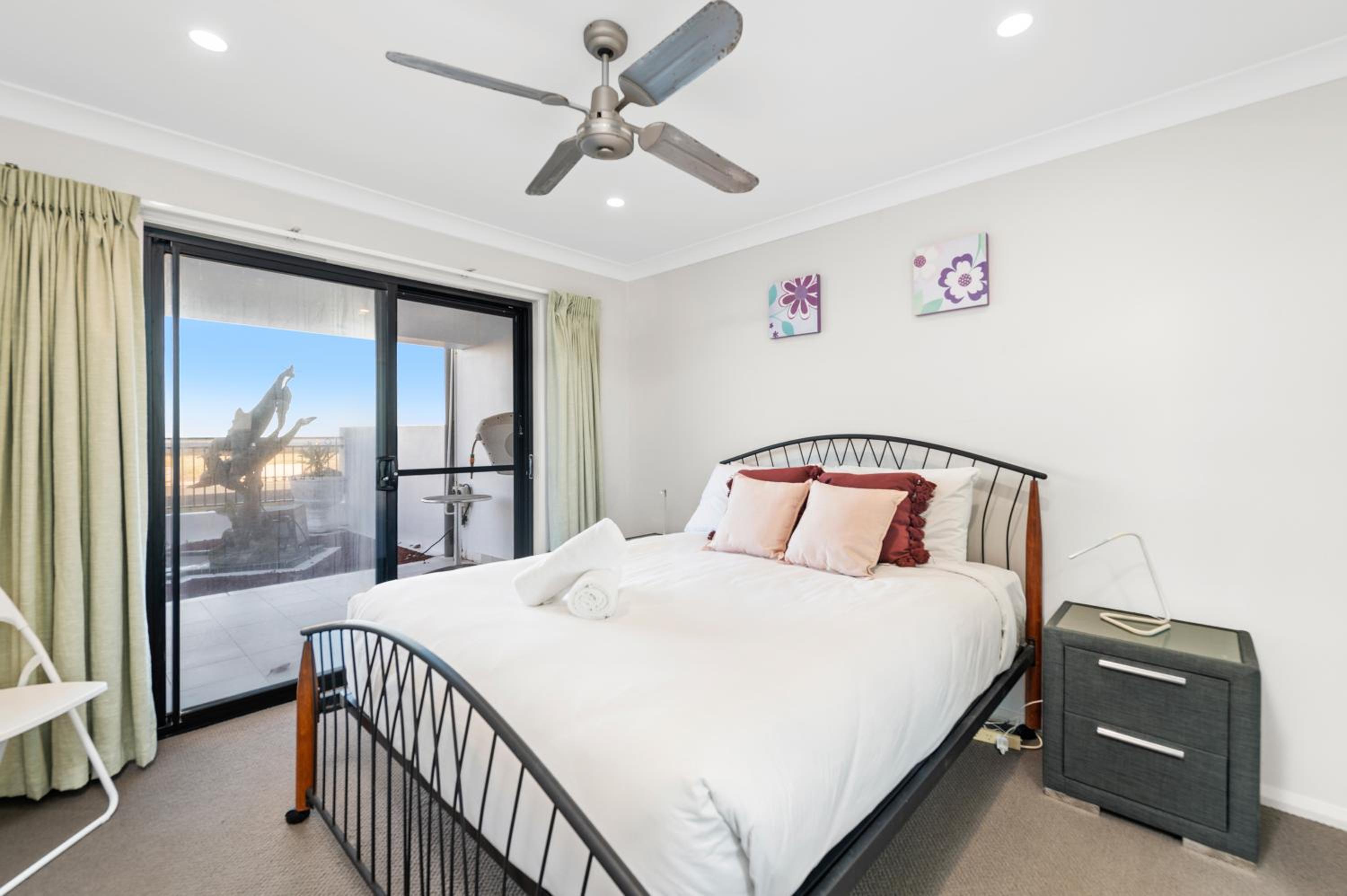 Barrie Charm - Ocean Front House