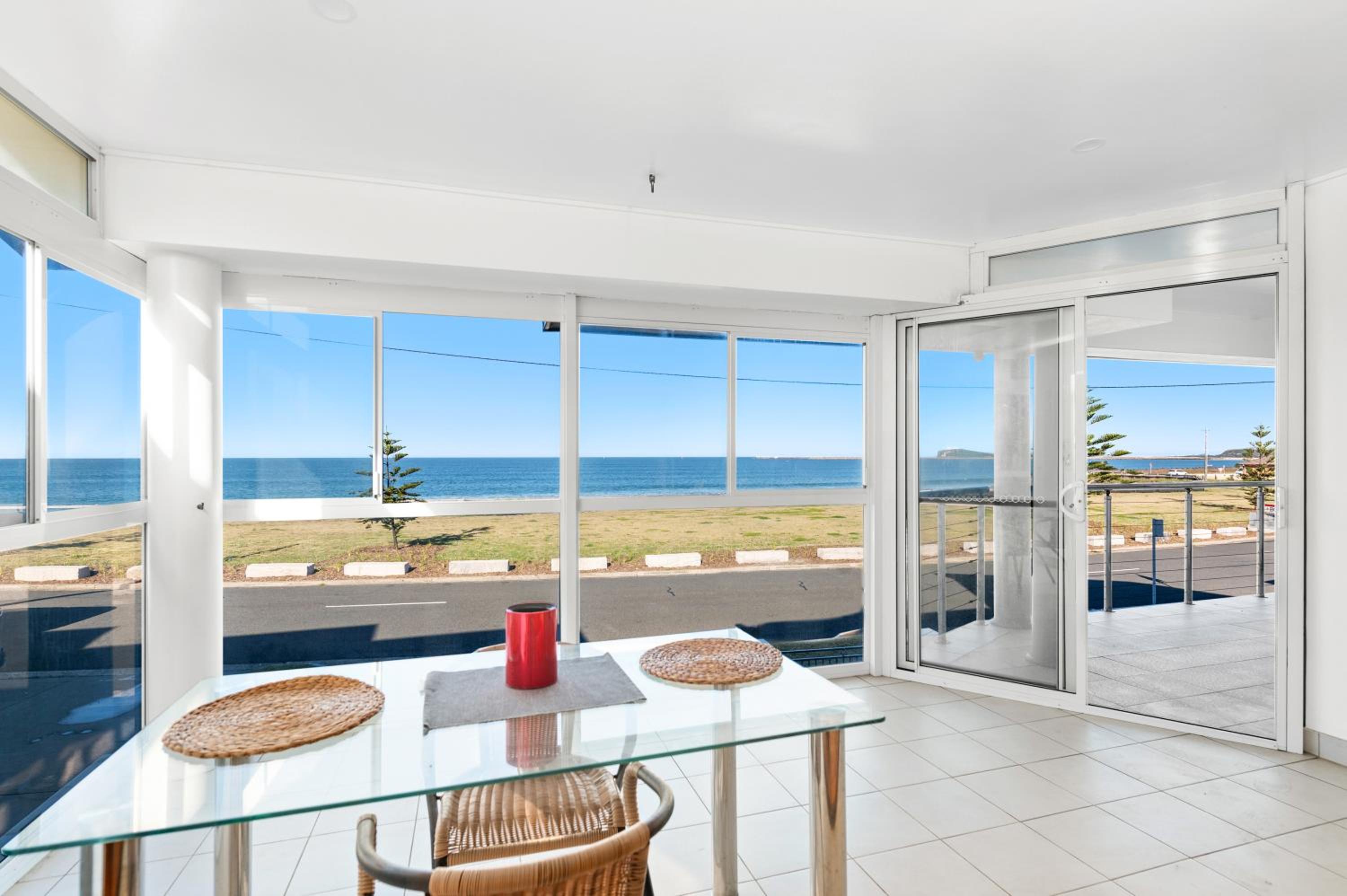 Barrie Charm - Ocean Front House