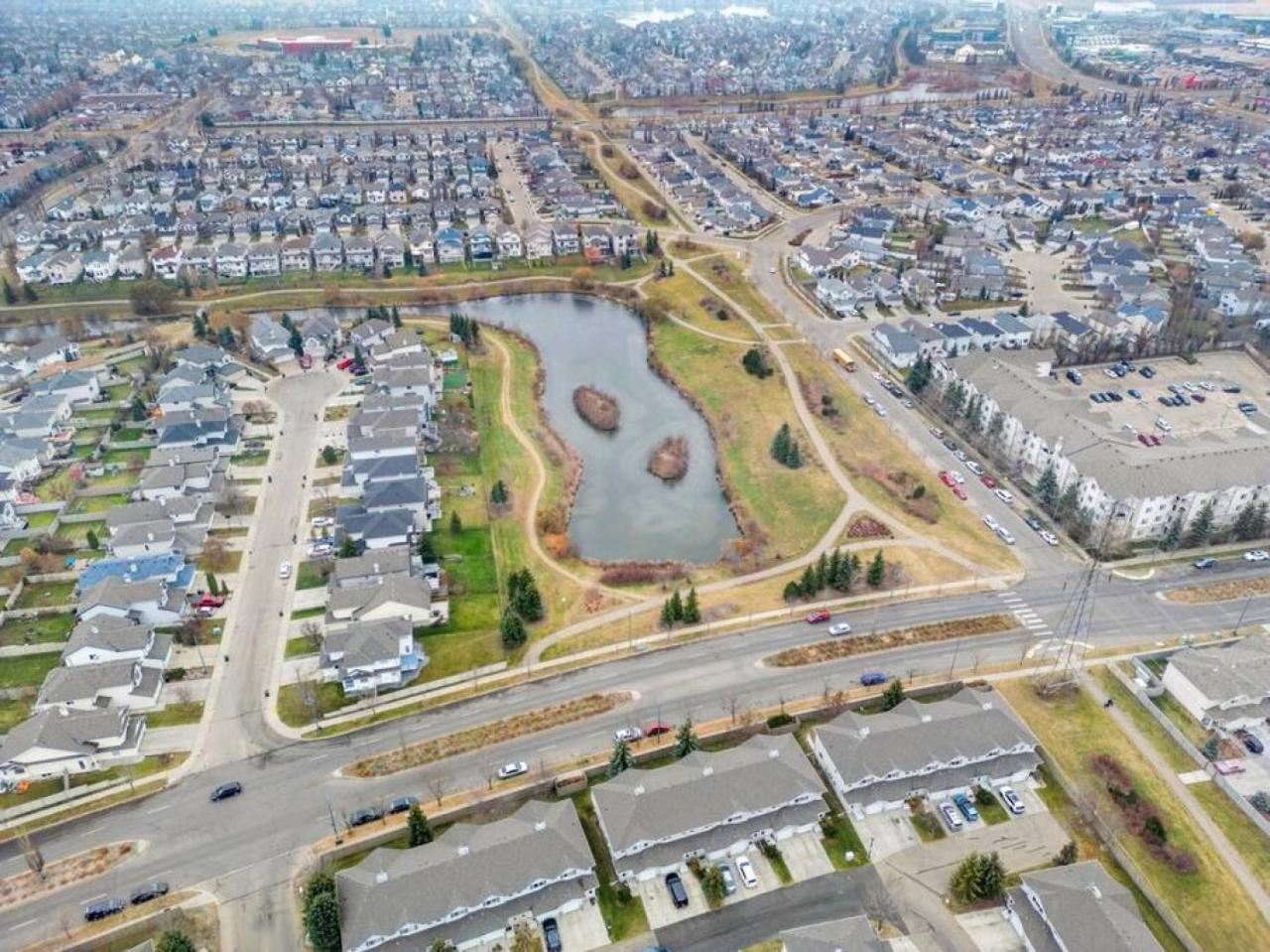 Large Townhome Near Anthony Henday in Ellerslie with Driveway & Visitor Parking, King Bed, 4 Queen Beds, Fully Equipped Kitchen & More!