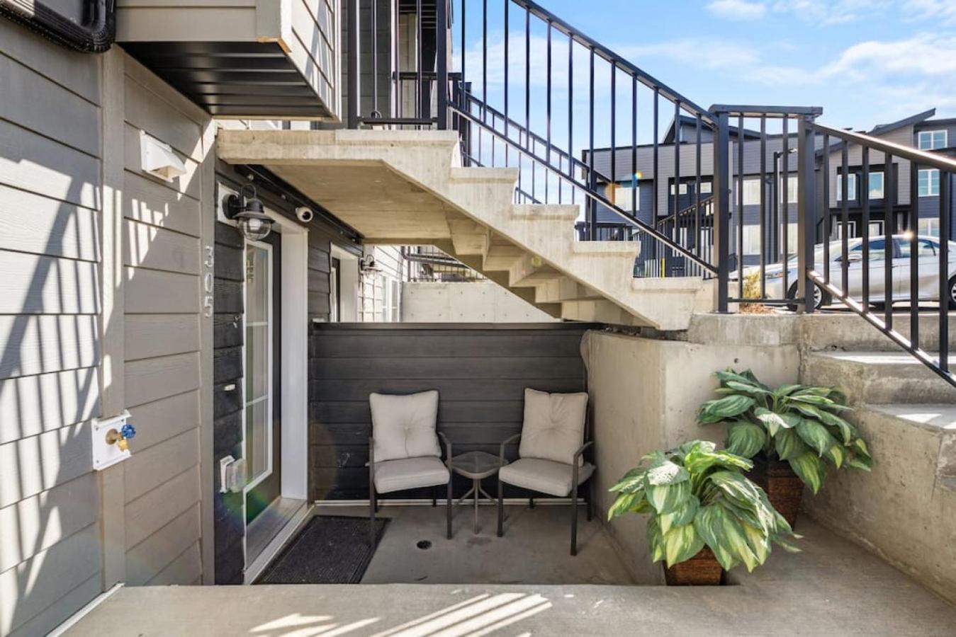 Private Town Home with Free Banff Access, Netflix, King Bed, Fully Equipped Kitchen, Sleeps 4