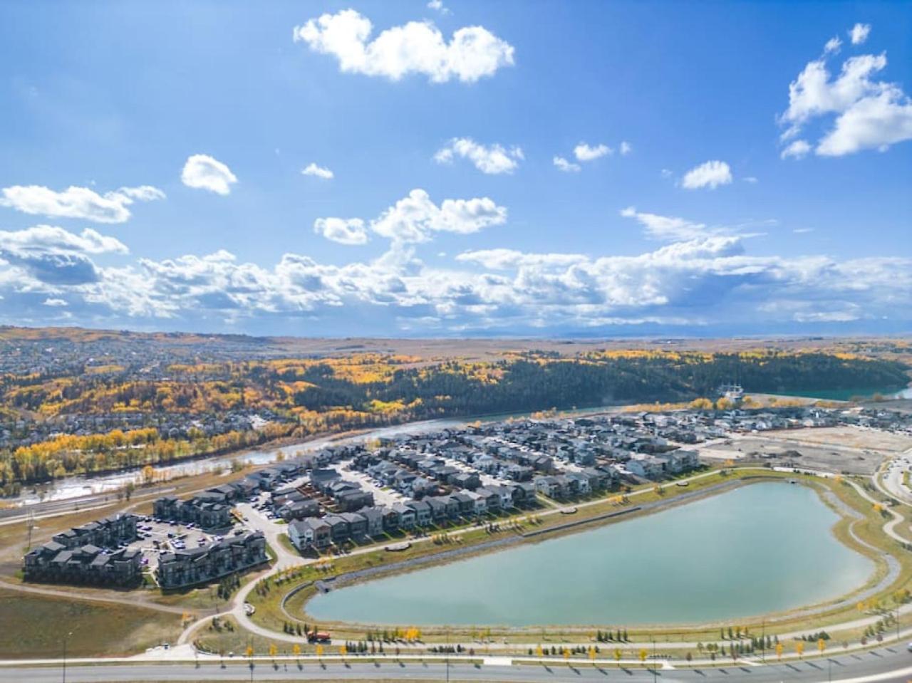 Private Town Home with Free Banff Access, Netflix, King Bed, Fully Equipped Kitchen, Sleeps 4