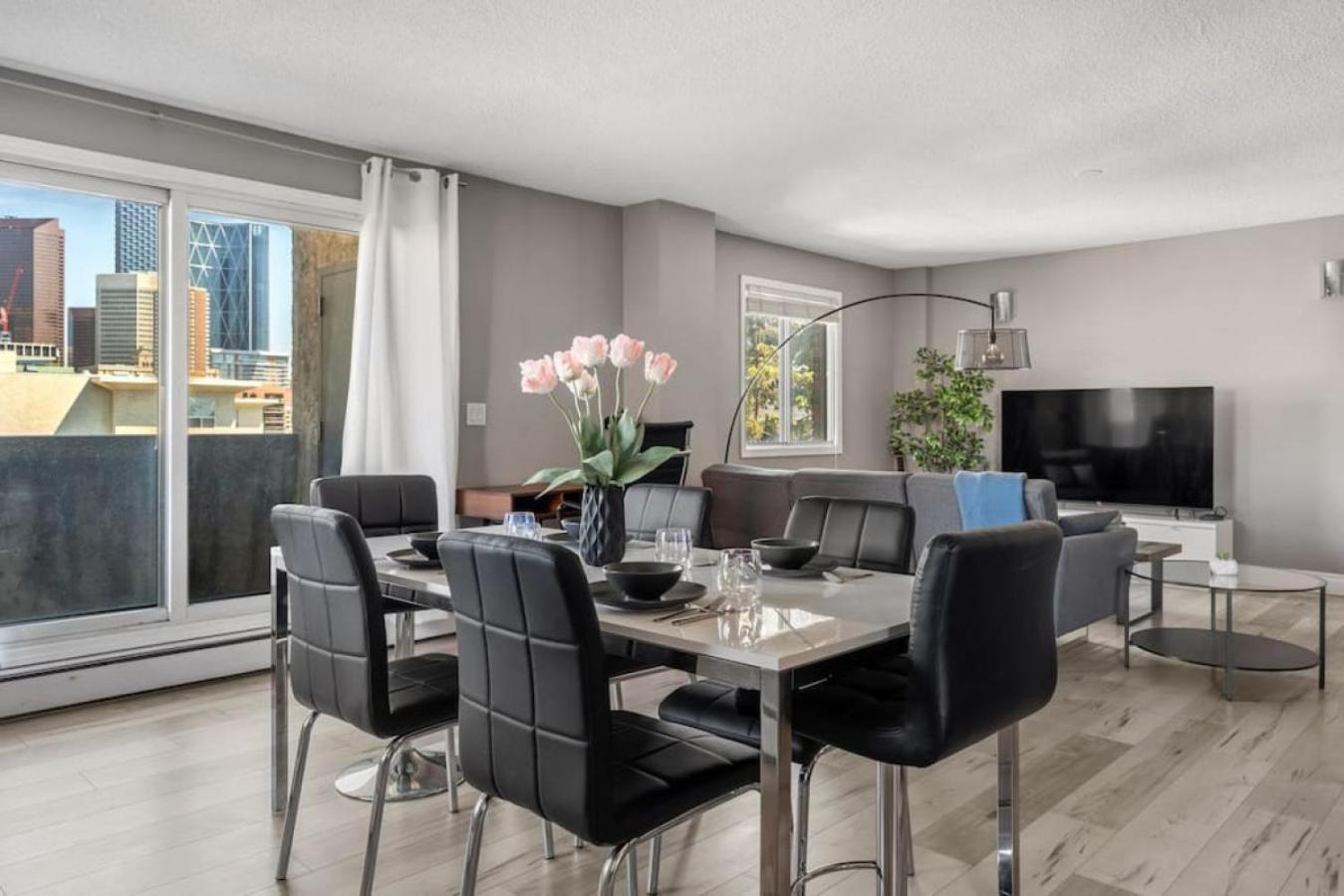 Downtown Apartment with Underground Parking, Netflix, Fully Equipped Kitchen, Walk to 17th Ave, Sleeps 4, Perfect for Foodies and Tourists