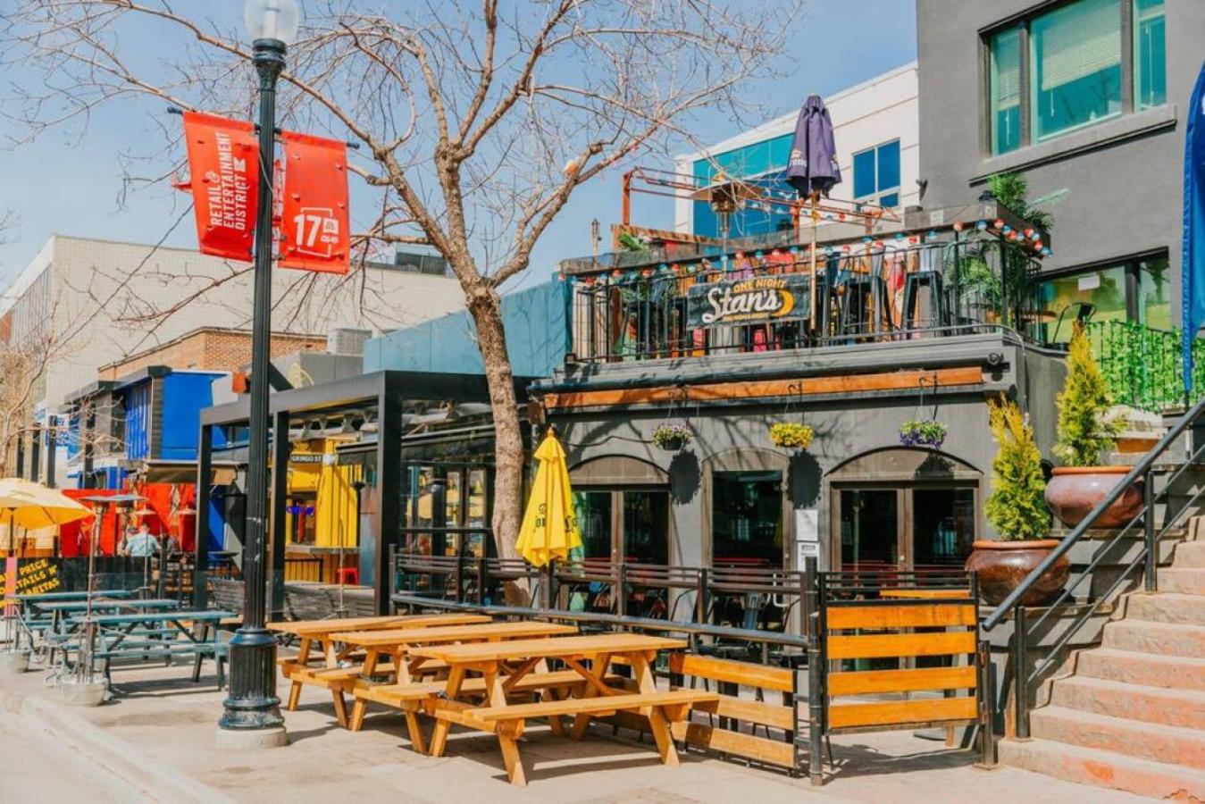 Downtown Apartment with Underground Parking, Netflix, Fully Equipped Kitchen, Walk to 17th Ave, Sleeps 4, Perfect for Foodies and Tourists