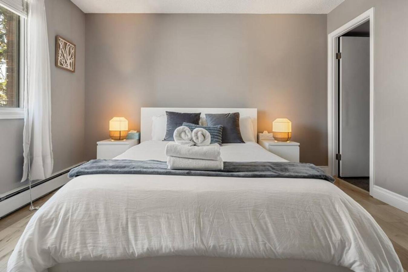 Downtown Apartment with Underground Parking, Netflix, Fully Equipped Kitchen, Walk to 17th Ave, Sleeps 4, Perfect for Foodies and Tourists