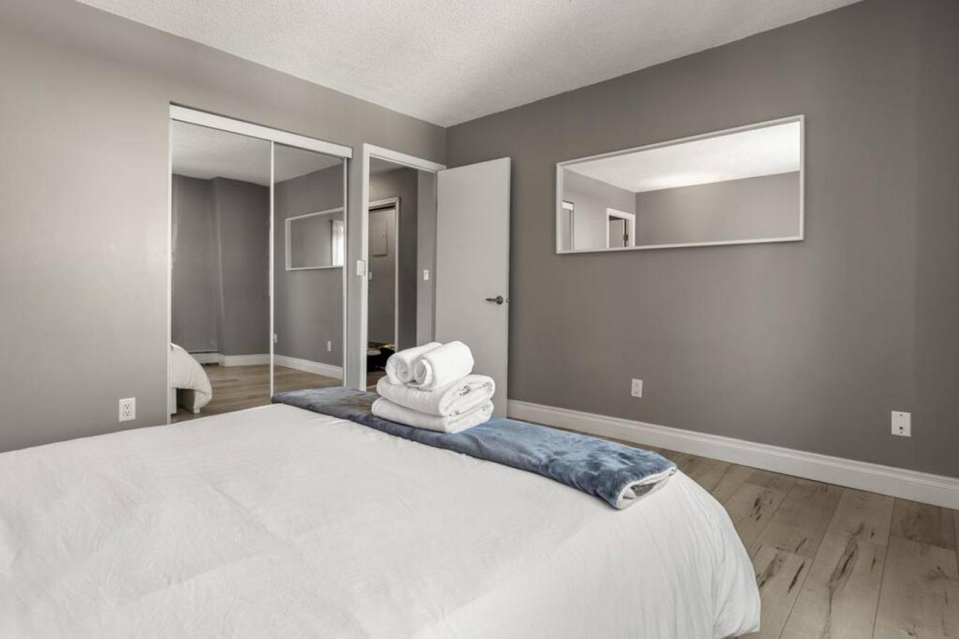 Downtown Apartment with Underground Parking, Netflix, Fully Equipped Kitchen, Walk to 17th Ave, Sleeps 4, Perfect for Foodies and Tourists