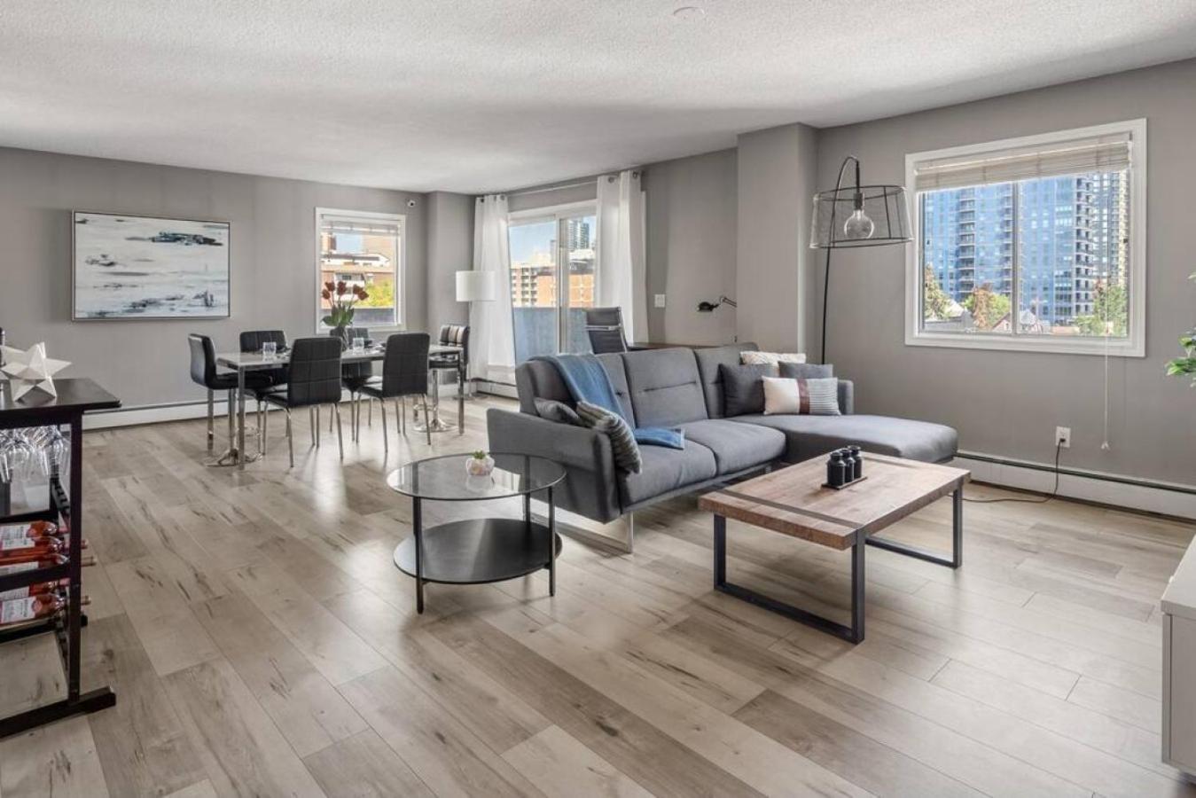 Downtown Apartment with Underground Parking, Netflix, Fully Equipped Kitchen, Walk to 17th Ave, Sleeps 4, Perfect for Foodies and Tourists
