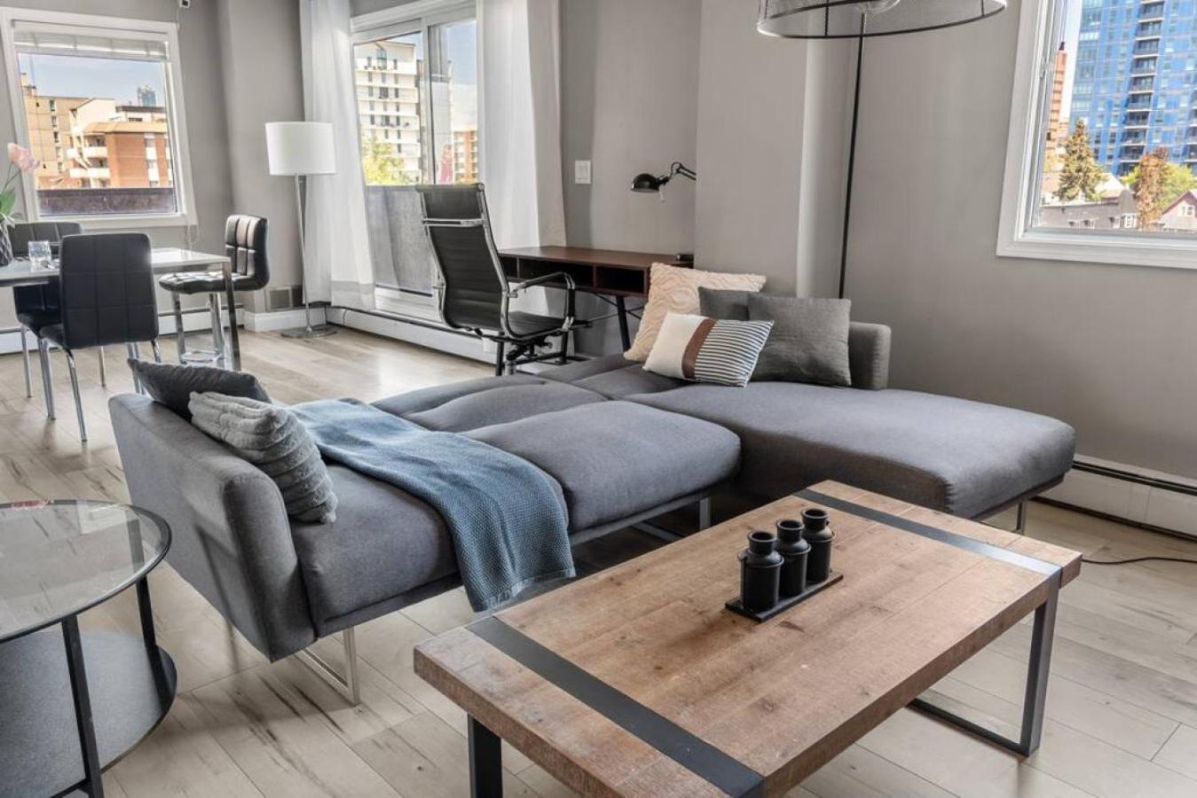 Downtown Apartment with Underground Parking, Netflix, Fully Equipped Kitchen, Walk to 17th Ave, Sleeps 4, Perfect for Foodies and Tourists