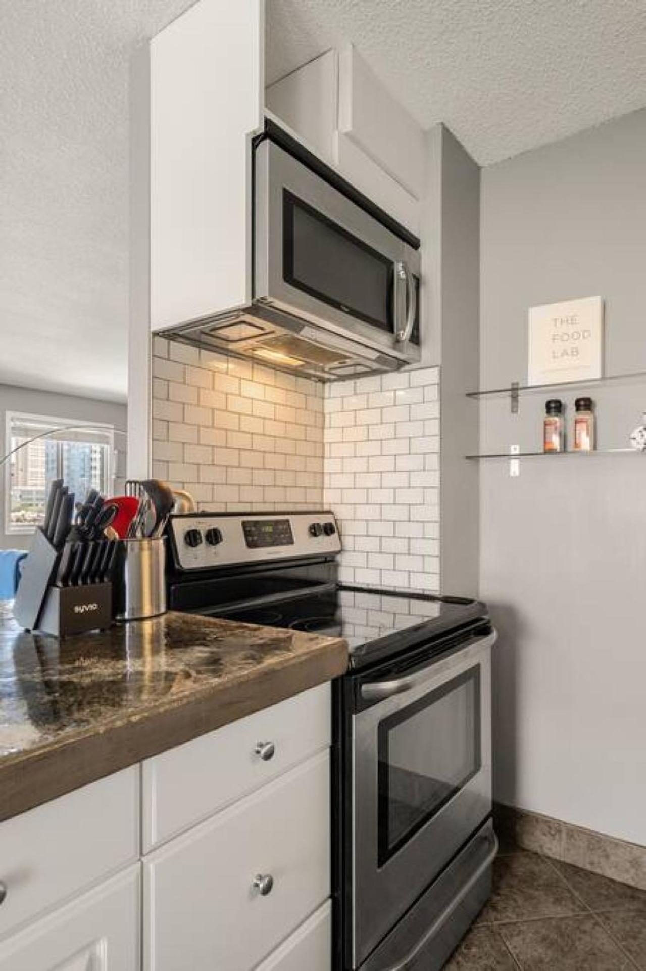 Downtown Apartment with Underground Parking, Netflix, Fully Equipped Kitchen, Walk to 17th Ave, Sleeps 4, Perfect for Foodies and Tourists