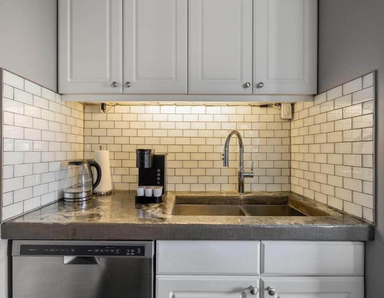 Downtown Apartment with Underground Parking, Netflix, Fully Equipped Kitchen, Walk to 17th Ave, Sleeps 4, Perfect for Foodies and Tourists