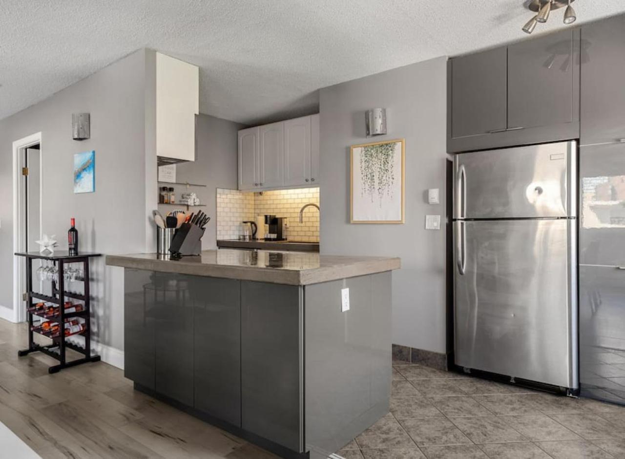 Downtown Apartment with Underground Parking, Netflix, Fully Equipped Kitchen, Walk to 17th Ave, Sleeps 4, Perfect for Foodies and Tourists