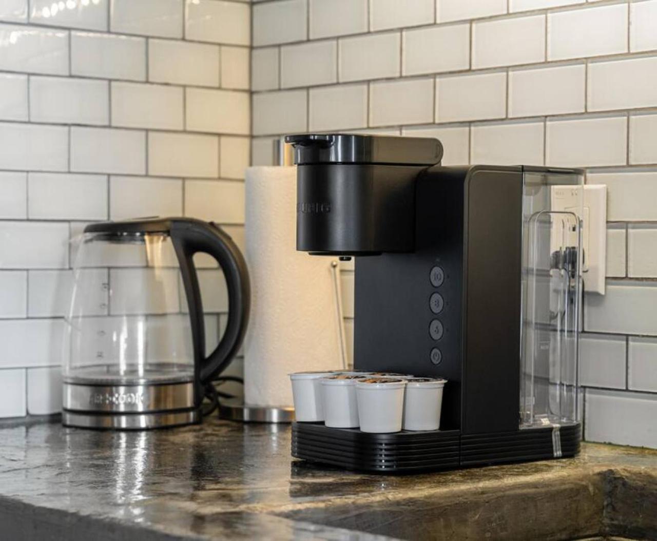 Downtown Apartment with Underground Parking, Netflix, Fully Equipped Kitchen, Walk to 17th Ave, Sleeps 4, Perfect for Foodies and Tourists