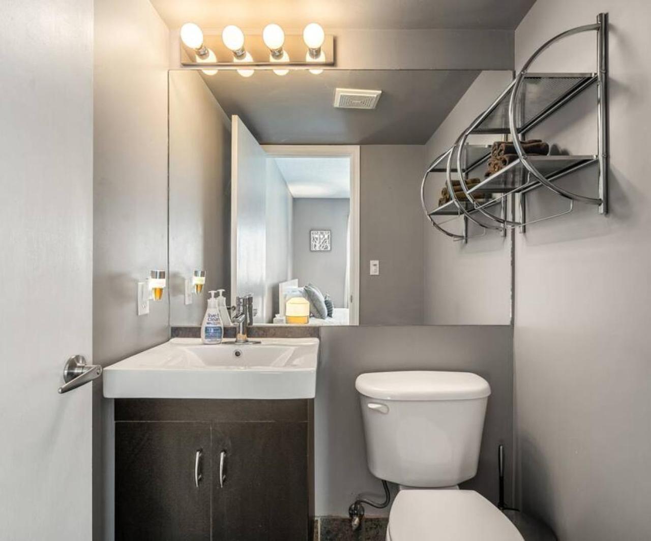 Downtown Apartment with Underground Parking, Netflix, Fully Equipped Kitchen, Walk to 17th Ave, Sleeps 4, Perfect for Foodies and Tourists