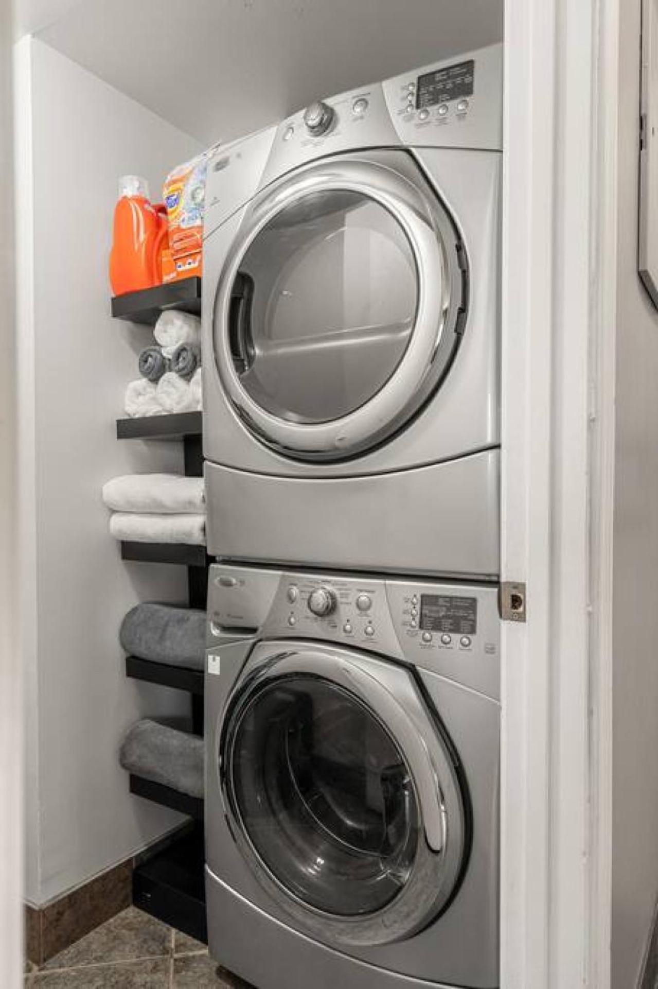Downtown Apartment with Underground Parking, Netflix, Fully Equipped Kitchen, Walk to 17th Ave, Sleeps 4, Perfect for Foodies and Tourists
