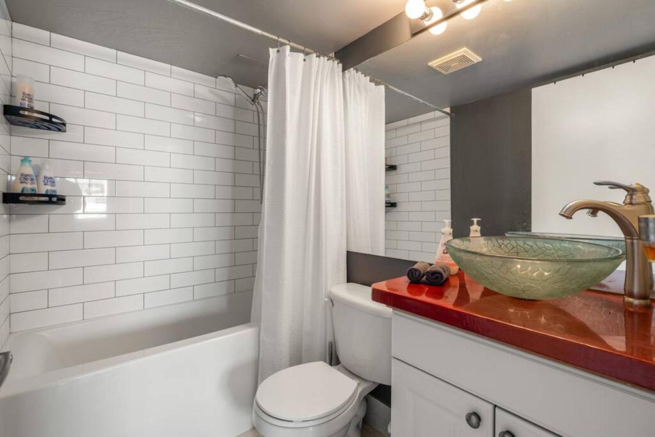 Downtown Apartment with Underground Parking, Netflix, Fully Equipped Kitchen, Walk to 17th Ave, Sleeps 4, Perfect for Foodies and Tourists