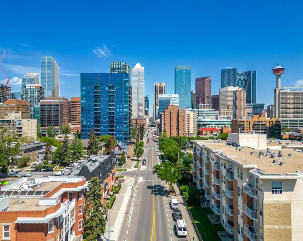 Downtown Apartment with Underground Parking, Netflix, Fully Equipped Kitchen, Walk to 17th Ave, Sleeps 4, Perfect for Foodies and Tourists