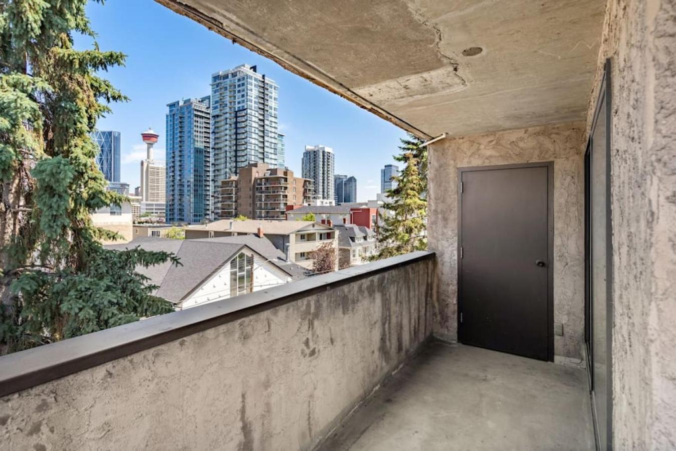 Downtown Apartment with Underground Parking, Netflix, Fully Equipped Kitchen, Walk to 17th Ave, Sleeps 4, Perfect for Foodies and Tourists