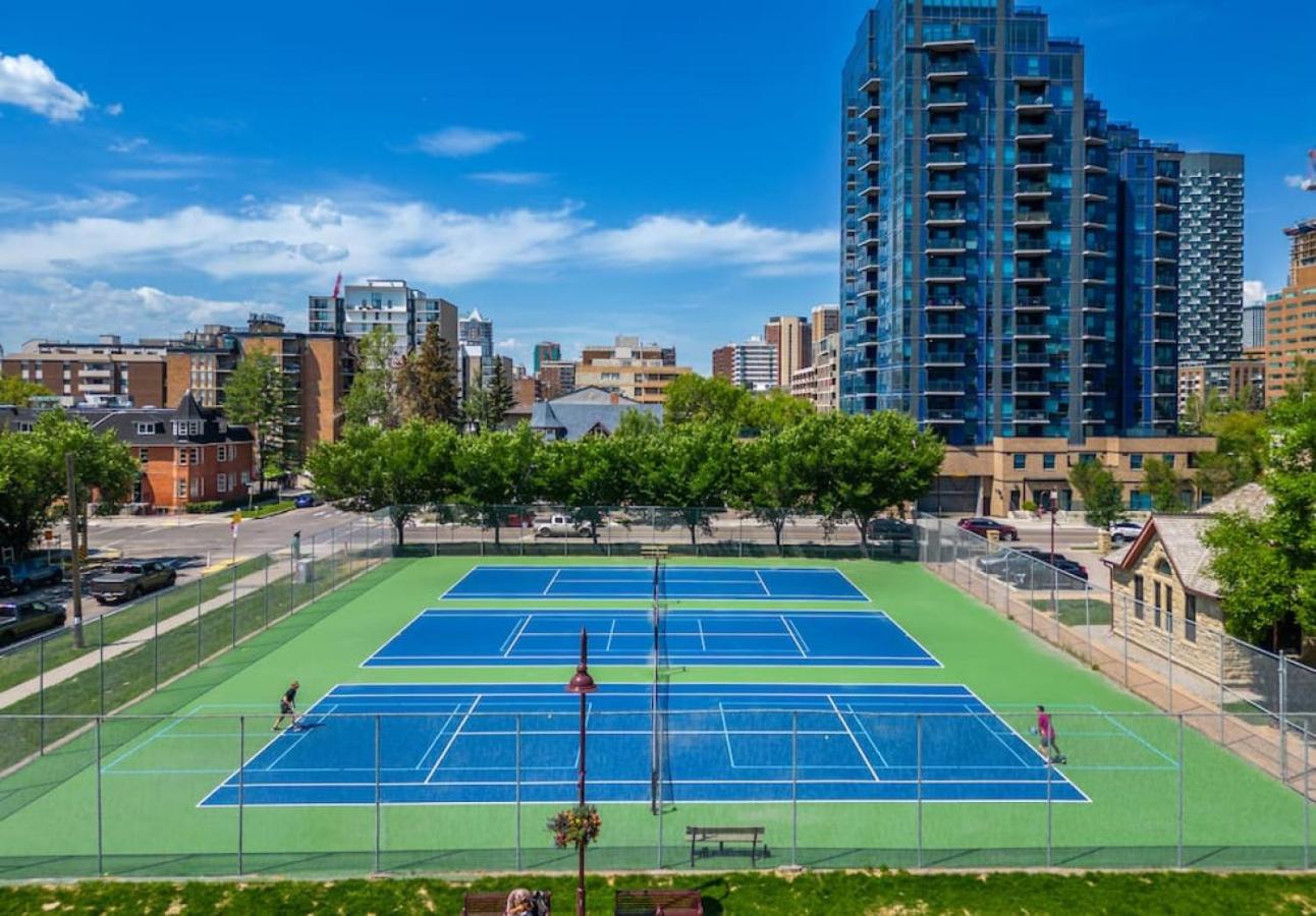 Downtown Apartment with Underground Parking, Netflix, Fully Equipped Kitchen, Walk to 17th Ave, Sleeps 4, Perfect for Foodies and Tourists