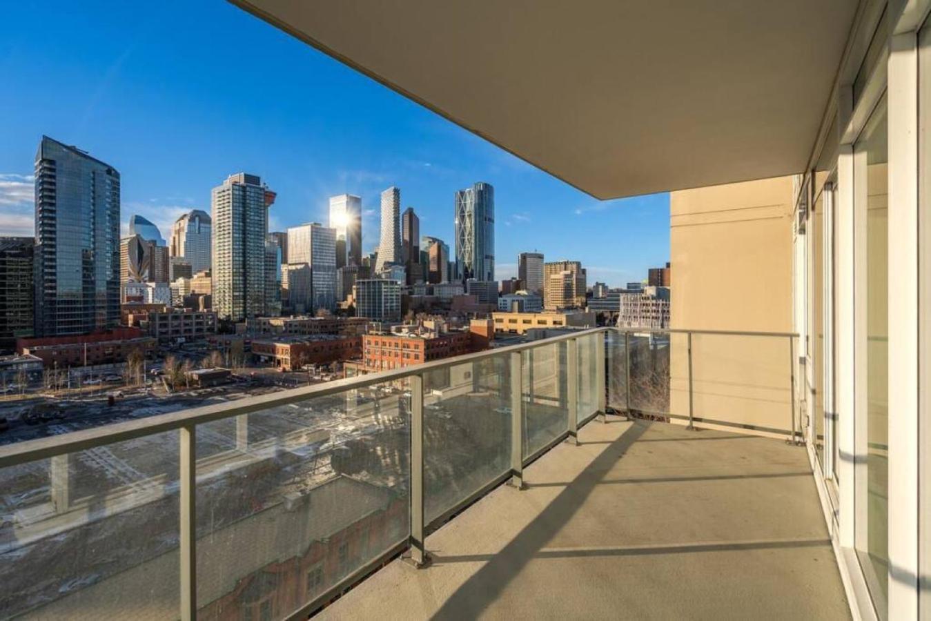 Luxury Apartment on the 9th Floor near Stampede, Complimentary Wine, 2 Car UG Parking
