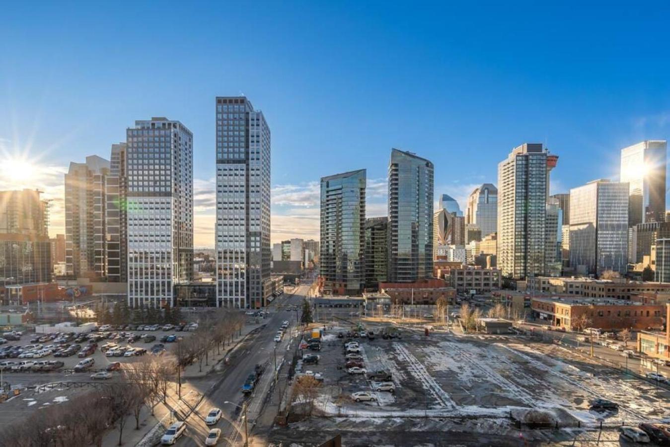 Luxury Apartment on the 9th Floor near Stampede, Complimentary Wine, 2 Car UG Parking