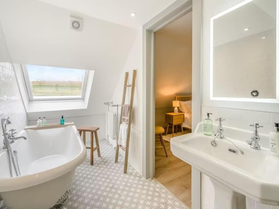 Blackside Cottage - A Luxury Rural Retreat