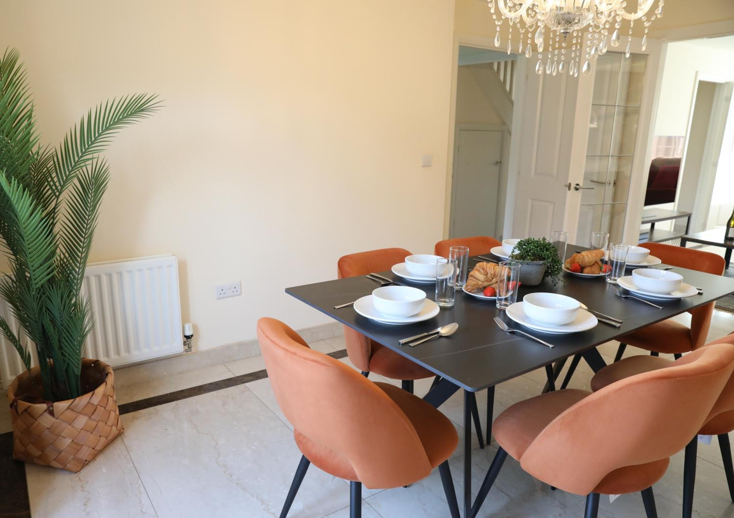 Spacious home with office and double driveway & FREE Wifi By ULTIMATE HOMES AWAY