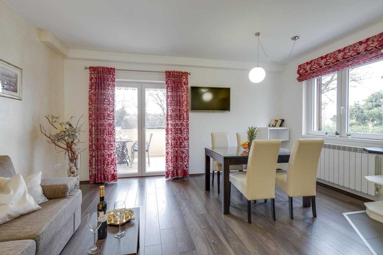 Two-Bedroom Apartment Tatty view 3