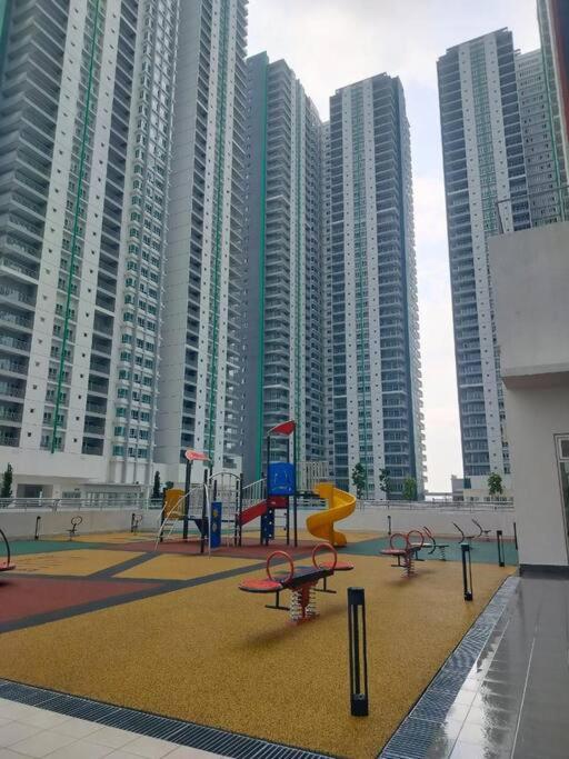 Corner KL Pool View RC Residence with High Internet Speed 500Mbps