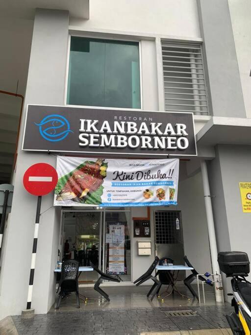 Corner KL Pool View RC Residence with High Internet Speed 500Mbps