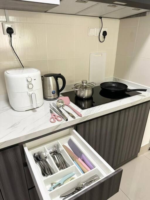 Corner KL Pool View RC Residence with High Internet Speed 500Mbps