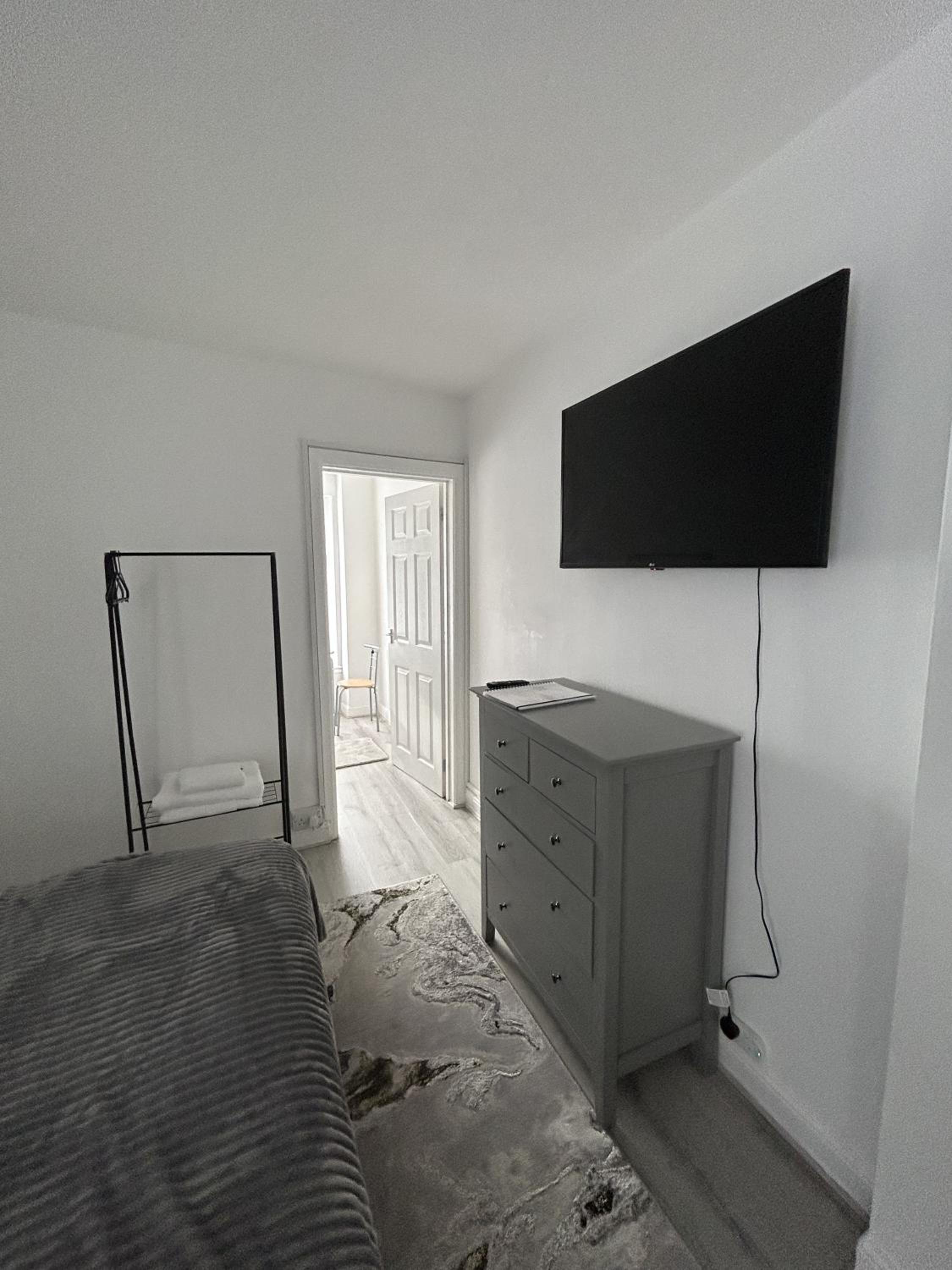 Large Studio Flat Near Beach Cleethorpes view 4