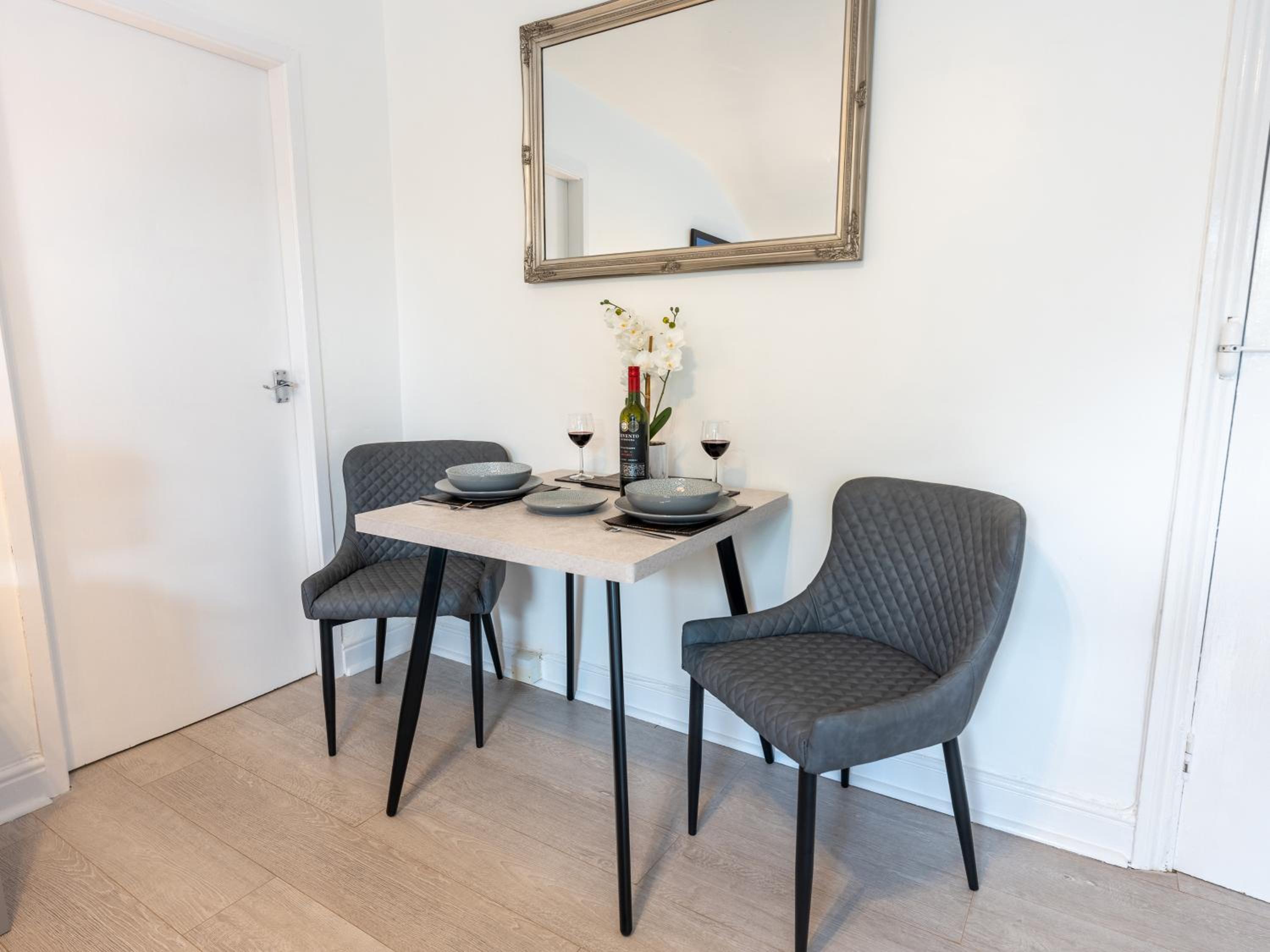 Wolverhampton Vacations - Tettenhall Lodge Studio - Property Image 6