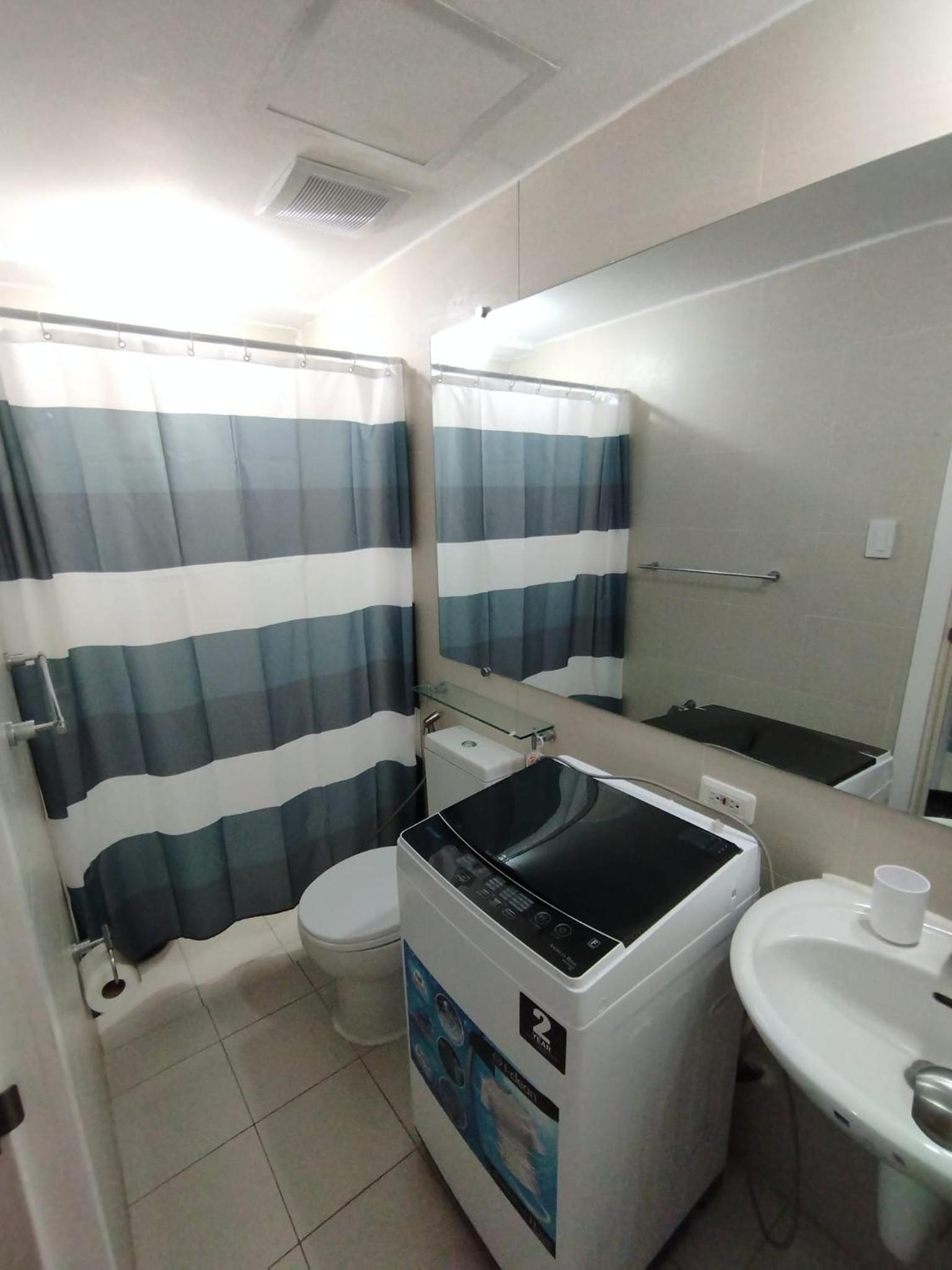 Rienzi's Hiraya at Azure North - NETFLIX,WIFI,YTpremium,Games,Washer,Kitchen,HIghFloor, PRIVATE BALCONY view 3