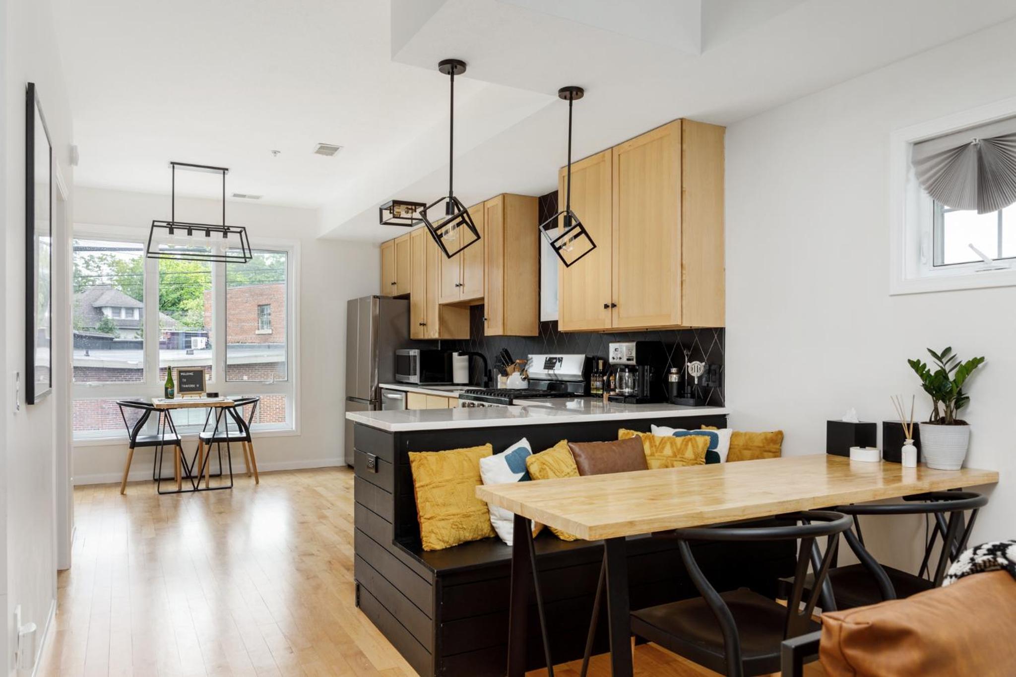 Midtown Modern - urban condo walkable to bars and beach view 5